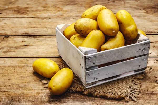 Batatas Cruas Inteiras Não Descascadas Numa Caixa Madeira Nova Colheita — Fotografia de Stock