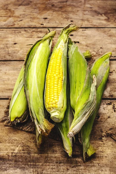 Friss Kukorica Héj Betakarítás Zsákvásznon Deszkák Háttér Közelről — Stock Fotó