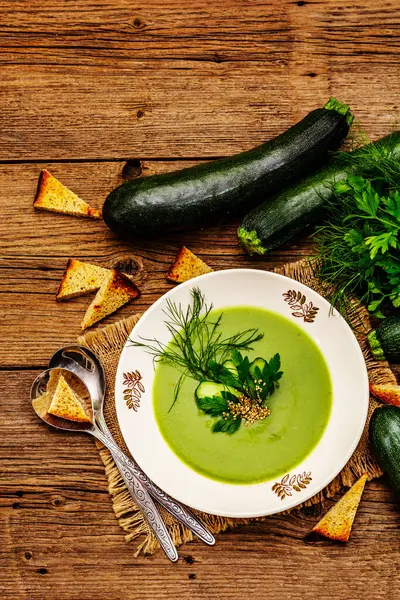 Zielona Zupa Cukinii Zdrowe Wegańskie Wegetariańskie Jedzenie Chrupiące Tosty Nasiona — Zdjęcie stockowe