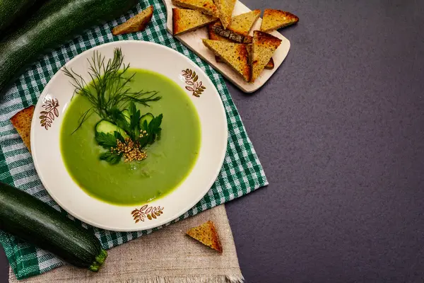 Zielona Zupa Cukinii Zdrowe Wegańskie Wegetariańskie Jedzenie Chrupiące Tosty Nasiona — Zdjęcie stockowe