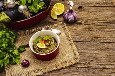Patlıcan dalışı baba ganoush (mutabbal) veya olgun sebzeler ve taze otlarla mezze. Geleneksel Orta Doğu mutfağı, sağlıklı aperatif, vegan humus. Eski tahta tahta arka plan, kopyalama alanı