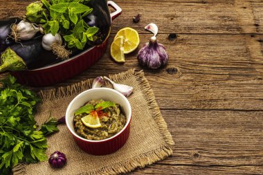 Patlıcan dalışı baba ganoush (mutabbal) veya olgun sebzeler ve taze otlarla mezze. Geleneksel Orta Doğu mutfağı, sağlıklı aperatif, vegan humus. Eski tahta tahta arka plan, kopyalama alanı
