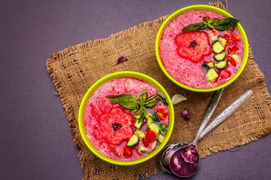 Karpuzlu gazpacho, geleneksel İspanyol soğuk yaz çorbası. Taze sebzeler ve sebzeler. Siyah taş arkaplan, üst görünüm