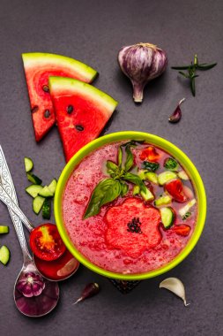 Karpuzlu gazpacho, geleneksel İspanyol soğuk yaz çorbası. Taze sebzeler ve sebzeler. Siyah taş arkaplan, üst görünüm