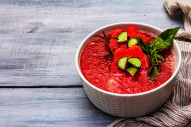 Karpuzlu gazpacho, geleneksel İspanyol soğuk yaz çorbası. Taze sebzeler ve sebzeler. Tahta kaplama arka plan, kopyalama alanı