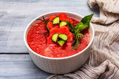 Karpuzlu gazpacho, geleneksel İspanyol soğuk yaz çorbası. Taze sebzeler ve sebzeler. Tahta kaplama arka plan, kapat