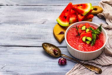 Karpuzlu gazpacho, geleneksel İspanyol soğuk yaz çorbası. Taze sebzeler ve sebzeler. Tahta kaplama arka plan, kopyalama alanı