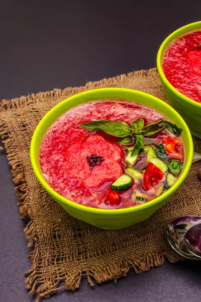 가스파초 Watermelon Gazpacho 스페인의 여름찬 수프이다 야채와 콘크리트 가까이 — 스톡 사진