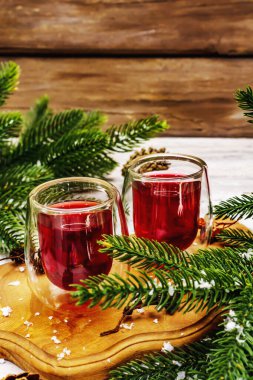 Bayram meyvesi likörü ya da çift duvarlı bardakta tentür. Alkol kokteyli hazırlamak için. Yeni yıl ya da Noel tasarımı, beyaz tahta arka plan, kapat