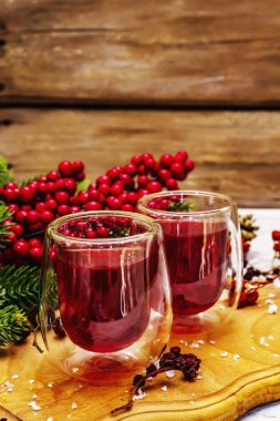 Bayram meyvesi likörü ya da çift duvarlı bardakta tentür. Alkol kokteyli hazırlamak için. Yeni yıl ya da Noel tasarımı, beyaz tahta arka plan, kapat