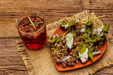 Kuru yapraklar, çiçekler ve ahududu meyveleri. Sağlıklı çay ve alternatif ilaç pişirmek için bitkisel malzeme. Eski tahta arka plan, kapat