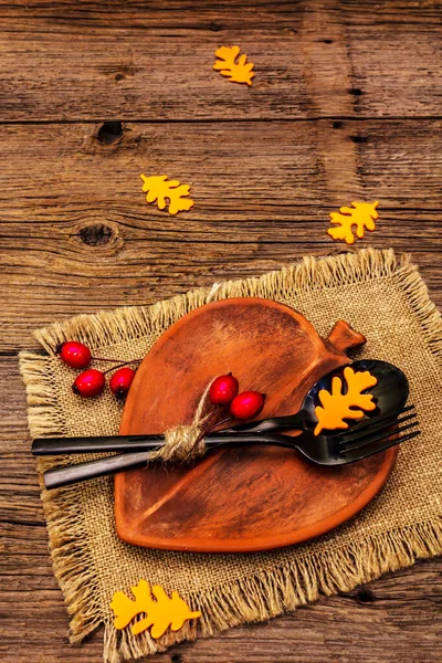 Table Automne Thanksgiving Concept Halloween Assiette Céramique Forme Feuille Couverts — Photo