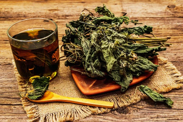 Trockene Blätter Und Blüten Der Brennnessel Pflanzliche Zutat Zum Kochen — Stockfoto