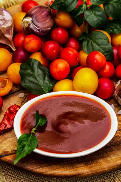 Sarımsaklı Acı Biberli Tkemali Gürcü Kiraz Sosu Olgun Meyve Baharatlardan — Stok fotoğraf