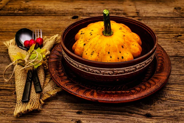 Dîner Automne Thanksgiving Récolte Citrouille Baies Feuilles Colorées Assiettes Céramique — Photo