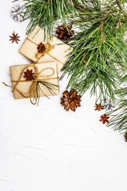 Sıfır atık hediye konsepti. Yılbaşı ya da yeni yıl dekoru çam kozalakları, yıldız anason ve klasik iplik. Plastiksiz geri dönüşümlü yaşam tarzı, beyaz macun arkaplan, üst görünüm