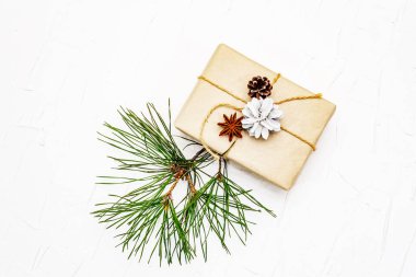 Sıfır atık hediye konsepti. Yılbaşı ya da yeni yıl dekoru çam kozalakları, yıldız anason ve klasik iplik. Plastiksiz geri dönüşümlü yaşam tarzı, beyaz macun arkaplan, üst görünüm