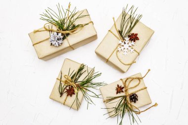 Sıfır atık hediye konsepti. Yılbaşı ya da yeni yıl dekoru çam kozalakları, yıldız anason ve klasik iplik. Plastiksiz geri dönüşümlü yaşam tarzı, beyaz macun arkaplan, üst görünüm