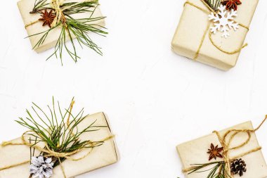 Sıfır atık hediye konsepti. Yılbaşı ya da yeni yıl dekoru çam kozalakları, yıldız anason ve klasik iplik. Plastiksiz geri dönüşümlü yaşam tarzı, beyaz macun arkaplan, üst görünüm