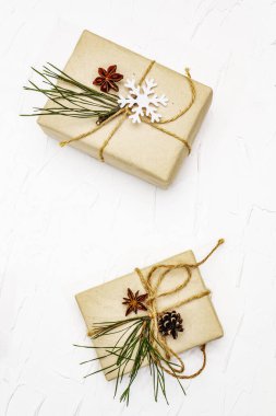 Sıfır atık hediye konsepti. Yılbaşı ya da yeni yıl dekoru çam kozalakları, yıldız anason ve klasik iplik. Plastiksiz geri dönüşümlü yaşam tarzı, beyaz macun arkaplan, üst görünüm