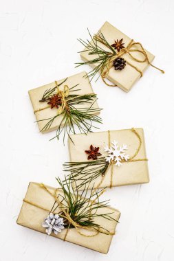 Sıfır atık hediye konsepti. Yılbaşı ya da yeni yıl dekoru çam kozalakları, yıldız anason ve klasik iplik. Plastiksiz geri dönüşümlü yaşam tarzı, beyaz macun arkaplan, üst görünüm