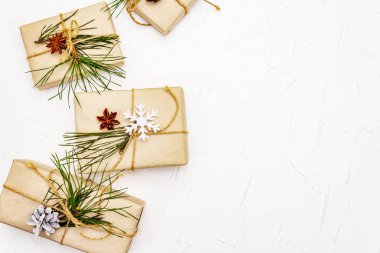 Sıfır atık hediye konsepti. Yılbaşı ya da yeni yıl dekoru çam kozalakları, yıldız anason ve klasik iplik. Plastiksiz geri dönüşümlü yaşam tarzı, beyaz macun arkaplan, üst görünüm