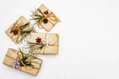 Sıfır atık hediye konsepti. Yılbaşı ya da yeni yıl dekoru çam kozalakları, yıldız anason ve klasik iplik. Plastiksiz geri dönüşümlü yaşam tarzı, beyaz macun arkaplan, üst görünüm