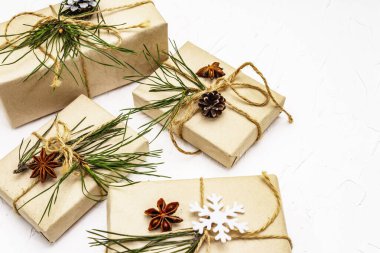 Sıfır atık hediye konsepti. Yılbaşı ya da yeni yıl dekoru çam kozalakları, yıldız anason ve klasik iplik. Plastiksiz geri dönüşümlü yaşam tarzı, beyaz macun arkaplan, kapat