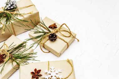 Sıfır atık hediye konsepti. Yılbaşı ya da yeni yıl dekoru çam kozalakları, yıldız anason ve klasik iplik. Plastiksiz geri dönüşümlü yaşam biçimi, beyaz macun arkaplanı, kopyalama alanı