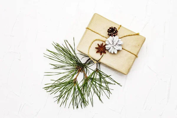 零浪费礼物的概念 圣诞或新年装饰松树分枝和圆锥 星形茴香和复古线 无塑料可回收生活方式 白色油灰背景 顶视图 — 图库照片