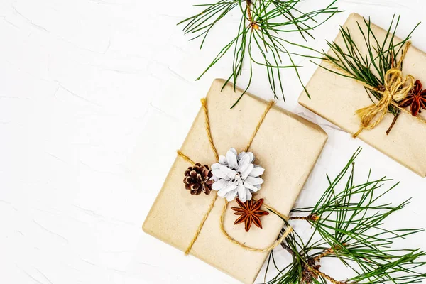 零浪费礼物的概念 圣诞或新年装饰松树分枝和圆锥 星形茴香和复古线 无塑料可回收生活方式 白色油灰背景 顶视图 — 图库照片