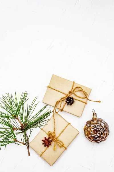 零浪费礼物的概念 圣诞或新年装饰松树分枝和圆锥 闪亮的玩具 明星茴香和复古线 无塑料可回收生活方式 白色油灰背景 — 图库照片