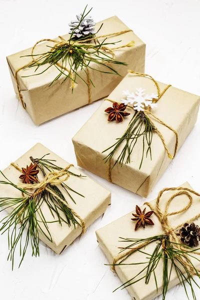 零浪费礼物的概念 圣诞或新年装饰松树分枝和圆锥 星形茴香和复古线 无塑料可回收生活方式 白色油灰背景 — 图库照片
