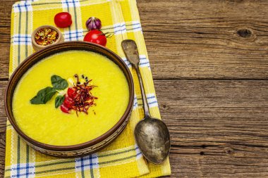 Taze sebzeli, otlu ve baharatlı mısır kremalı çorba. Klasik sonbahar sıcak yemeği, eski tahta kaplama arka plan, kopyalama alanı