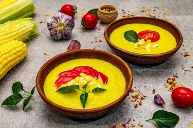 Taze sebzeli, otlu ve baharatlı mısır kremalı çorba. Klasik sonbahar sıcak yemeği, taş beton arka plan, kapat