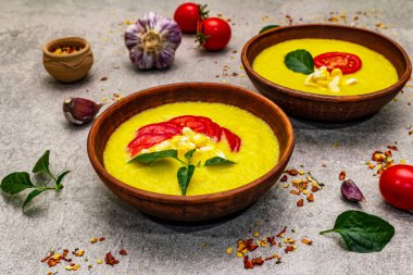 Taze sebzeli, otlu ve baharatlı mısır kremalı çorba. Klasik sonbahar sıcak yemeği, taş beton arka plan, kapat