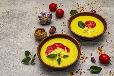 Taze sebzeli, otlu ve baharatlı mısır kremalı çorba. Klasik sonbahar sıcak yemeği, taş beton zemin, kopyalama alanı