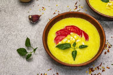 Taze sebzeli, otlu ve baharatlı mısır kremalı çorba. Klasik sonbahar sıcak yemeği, taş beton arka plan, kapat