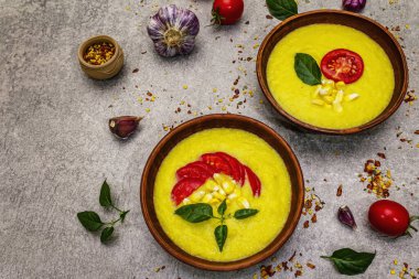 Taze sebzeli, otlu ve baharatlı mısır kremalı çorba. Klasik sonbahar sıcak yemeği, taş beton arka plan, kapat