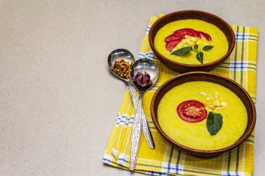 Taze sebzeli, otlu ve baharatlı mısır kremalı çorba. Klasik sonbahar sıcak yemeği, taş beton zemin, kopyalama alanı