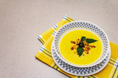 Taze sebzeli, otlu ve baharatlı mısır kremalı çorba. Klasik sonbahar sıcak yemeği, taş beton arka plan, kapat