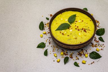 Taze sebzeli, otlu ve baharatlı mısır kremalı çorba. Klasik sonbahar sıcak yemeği, taş beton zemin, kopyalama alanı