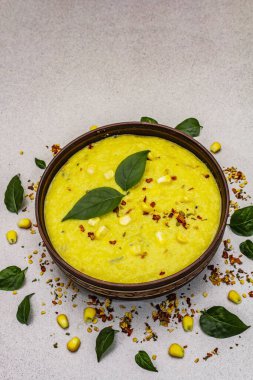 Taze sebzeli, otlu ve baharatlı mısır kremalı çorba. Klasik sonbahar sıcak yemeği, taş beton arka plan, kapat