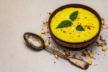 Taze sebzeli, otlu ve baharatlı mısır kremalı çorba. Klasik sonbahar sıcak yemeği, taş beton zemin, kopyalama alanı