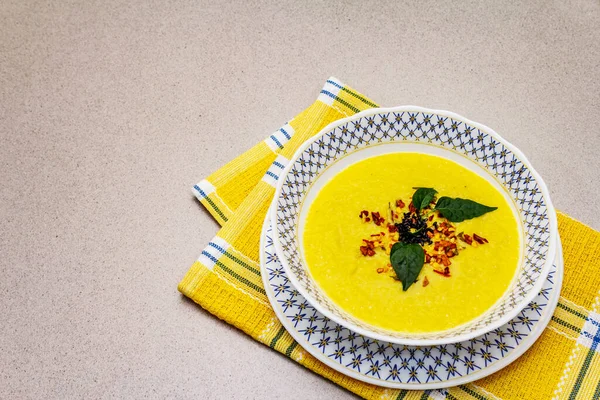 Taze sebzeli, otlu ve baharatlı mısır kremalı çorba. Klasik sonbahar sıcak yemeği, taş beton arka plan, kapat