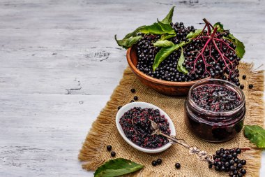 Mürver reçeli. Olgun böğürtlen, tatlı ve sağlıklı tatlı. Alternatif tıp ve yaşam tarzı. Beyaz tahta tahta arka plan, boşluğu kopyala