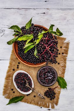 Mürver reçeli. Olgun böğürtlen, tatlı ve sağlıklı tatlı. Alternatif tıp ve yaşam tarzı. Beyaz tahta tahta arka plan, üst görünüm