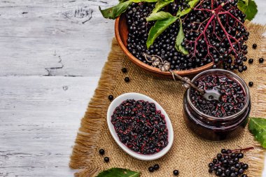 Mürver reçeli. Olgun böğürtlen, tatlı ve sağlıklı tatlı. Alternatif tıp ve yaşam tarzı. Beyaz tahta tahta arka plan, boşluğu kopyala