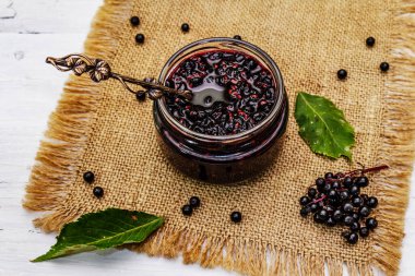 Mürver reçeli. Olgun böğürtlen, tatlı ve sağlıklı tatlı. Alternatif tıp ve yaşam tarzı. Beyaz tahta arka plan, kapat