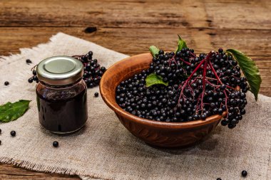 Mürver reçeli, şurup, ziyafet. Olgun böğürtlen, tatlı ve sağlıklı tatlı. Alternatif tıp ve yaşam tarzı. Eski tahta kaplama arka plan, kapat
